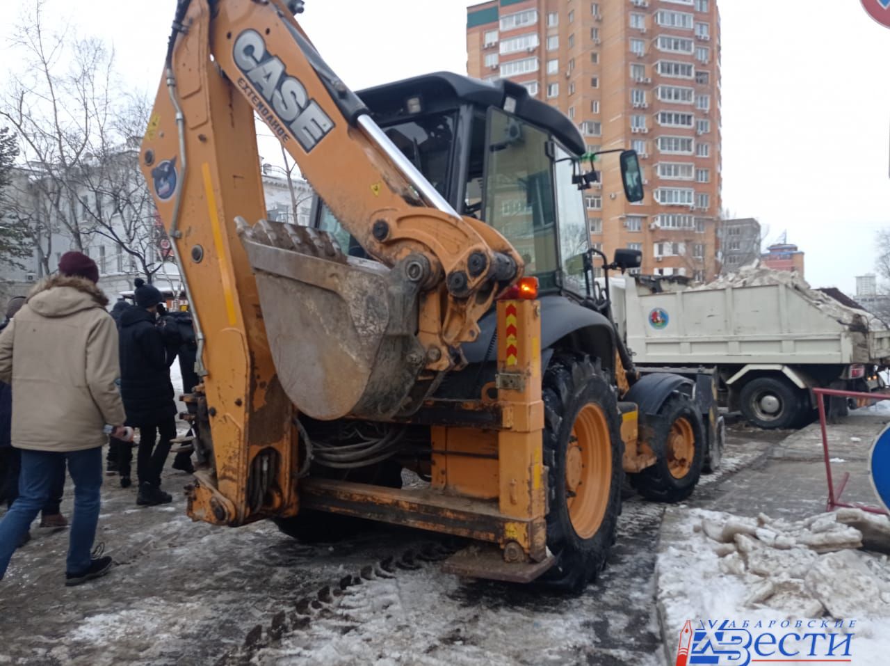 Мэр Хабаровска поручил эвакуировать автомобили, мешающие уборке снега |  10.12.2021 | Хабаровск - БезФормата